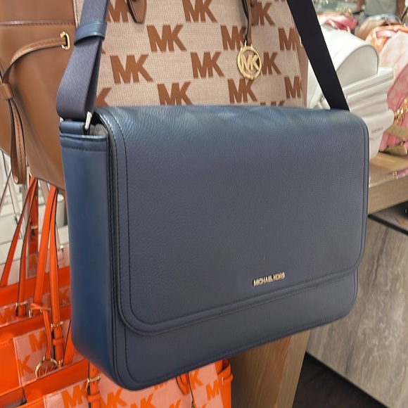 MICHAEL KORS
Cooper Messenger Laptop Bag
Navy
 NWT - Picture 4 of 16